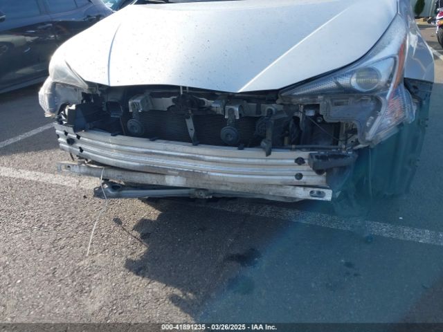 JTDKARFU1G3015572 Toyota Prius Three Touring