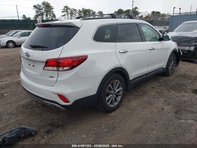 KM8SMDHF0HU225712 Hyundai Santa Fe Se