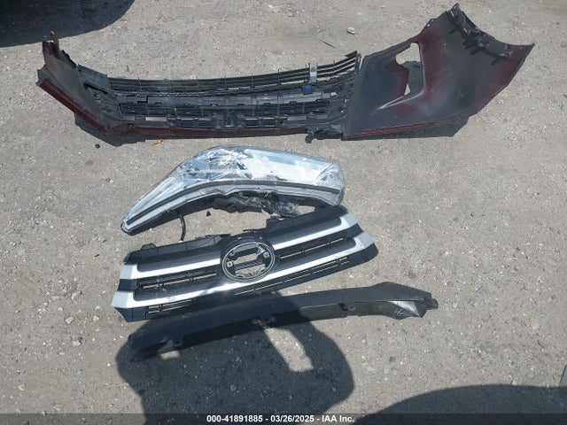 5TDZARFH5KS054593 Toyota Highlander Le