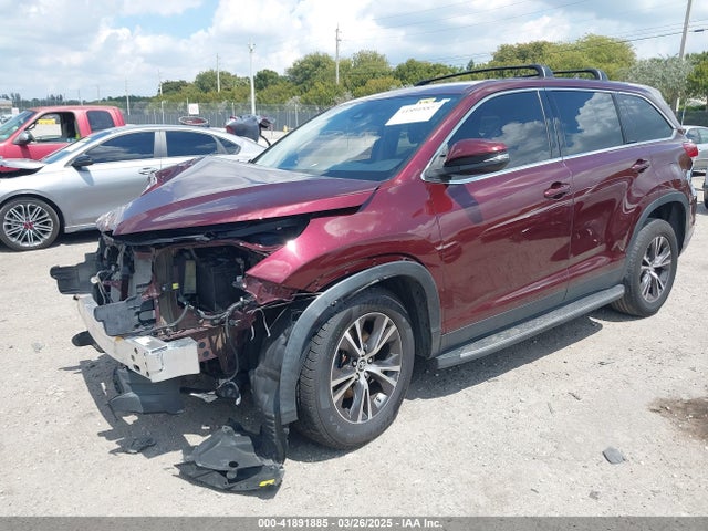 5TDZARFH5KS054593 Toyota Highlander Le