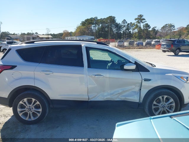 1FMCU0GD4HUC18307 Ford ESCAPE SE
