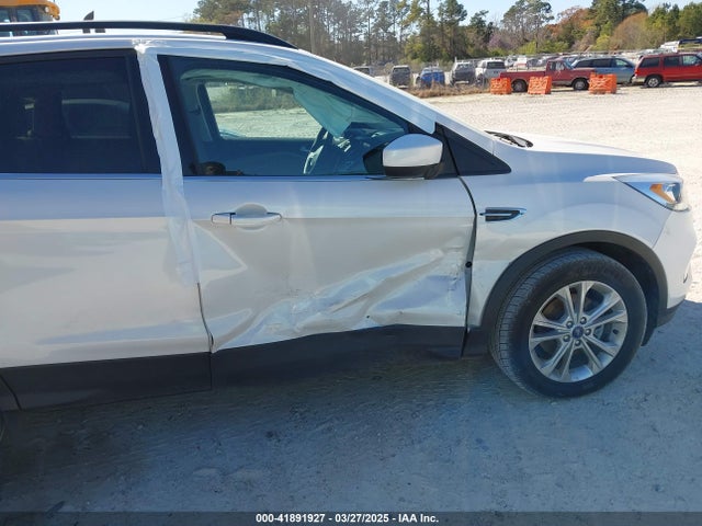 1FMCU0GD4HUC18307 Ford ESCAPE SE