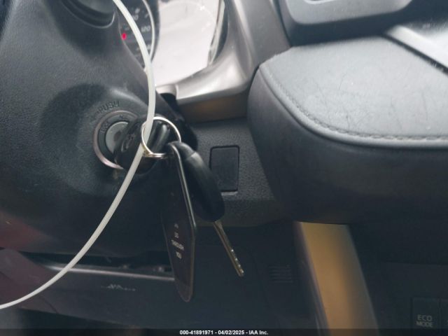 JTMZFREV6GJ078639 Toyota RAV4 LE