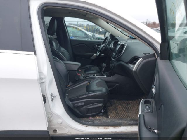 1C4PJMLBXJD598592 Jeep Cherokee Latitude Plus 4x4