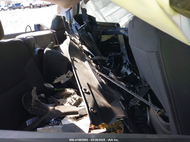 1GCVKREC2HZ317096 Chevrolet Silverado 1500 1lt