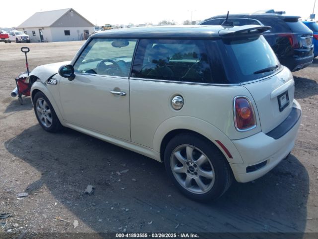 2010 MINI COOPER S WMWMF7C55ATZ71881 Photo 2