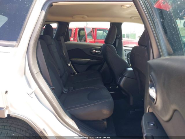 1C4PJLCB2GW185637 Jeep Cherokee Altitude