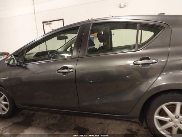 JTDKDTB38F1584916 Toyota Prius C Three