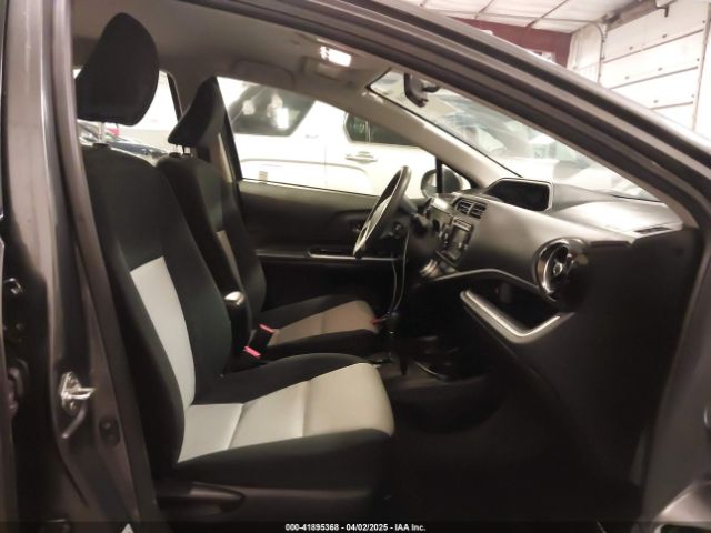 JTDKDTB38F1584916 Toyota Prius C Three