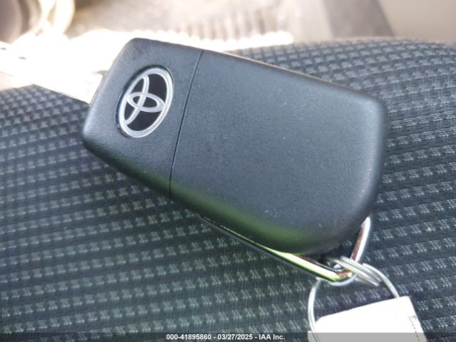 2T3F1RFV9NC276261 Toyota RAV4 LE