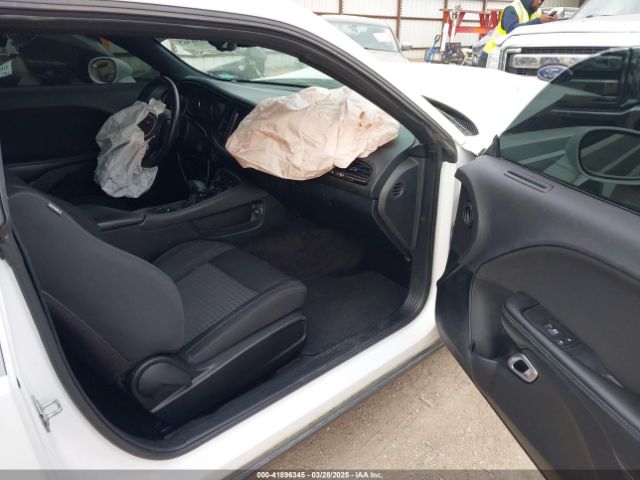 2C3CDZAG4JH131886 Dodge Challenger Sxt