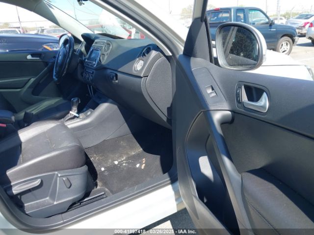 WVGAV7AX0FW544218 Volkswagen TIGUAN SE