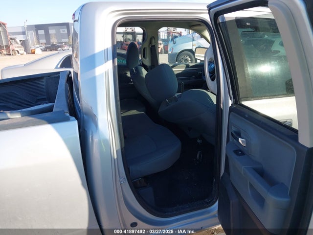 1C6RR6GG2JS119281 RAM 1500 Slt  4x2 6'4 Box