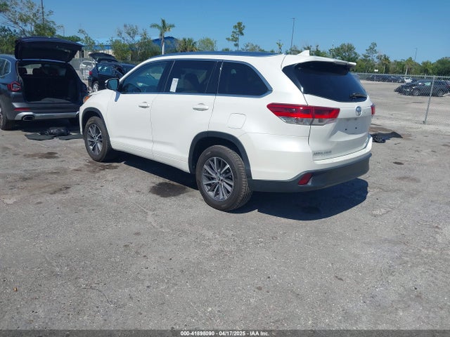 5TDKZRFHXJS540051 Toyota Highlander Xle