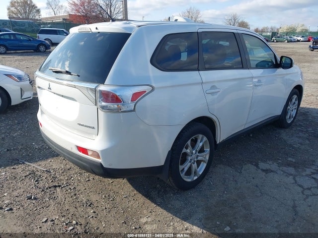 JA4AZ3A37EZ003866 Mitsubishi Outlander Se