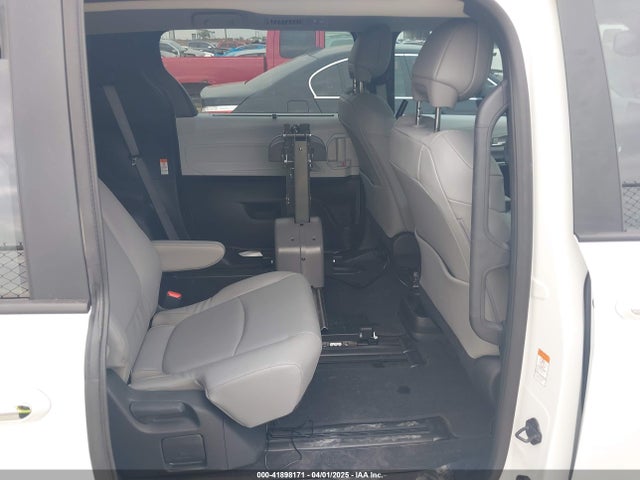 5TDYRKECXSS230300 Toyota SIENNA XLE