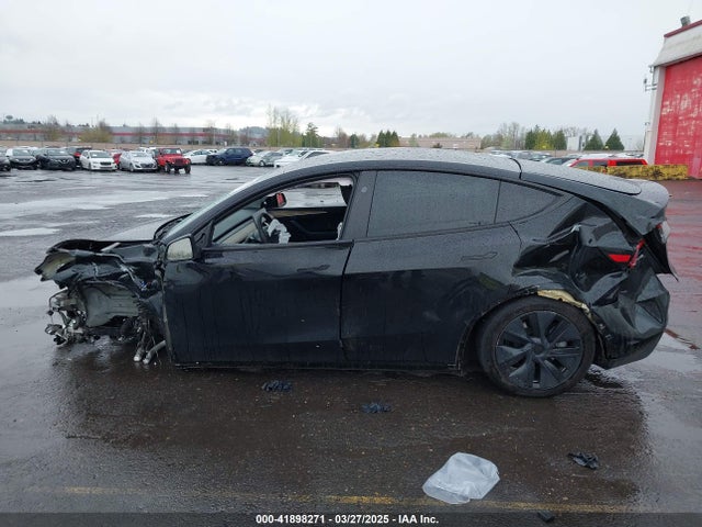 7SAYGAEE4RF121186 Tesla Model Y