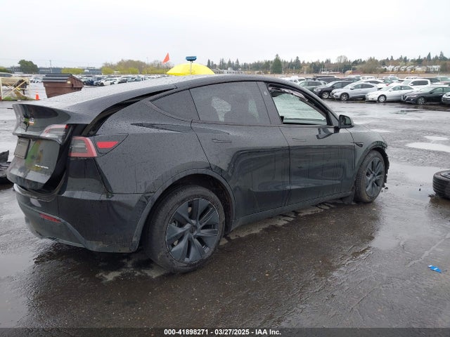 7SAYGAEE4RF121186 Tesla Model Y