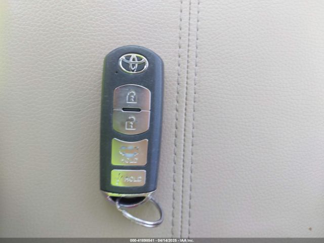 3MYDLBYV0KY512789 Toyota YARIS LE