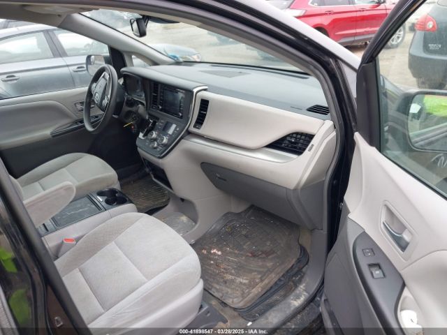 5TDKZ3DC8JS929730 Toyota Sienna Le 8 Passenger
