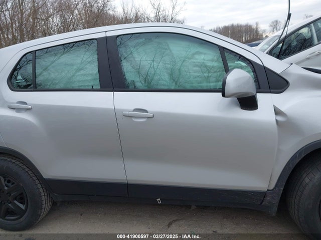KL7CJKSB4HB183582 Chevrolet TRAX LS