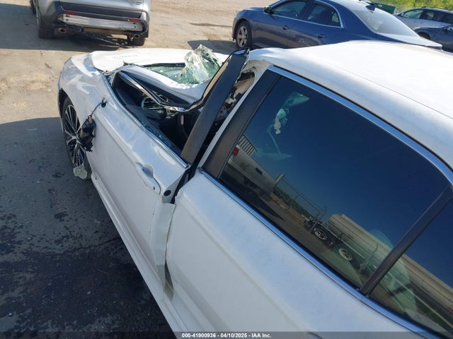 4T1B11HK1JU061218 Toyota CAMRY SE