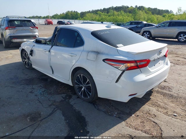 4T1B11HK1JU061218 Toyota CAMRY SE