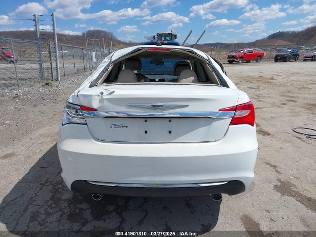 Chrysler 200 Limited 2014 1C3CCBCGXEN152570 Image 17