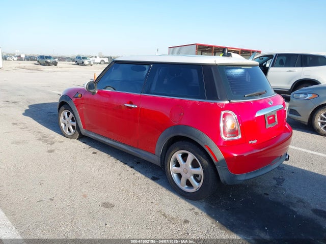 2010 MINI COOPER WMWMF3C58ATZ21856 Photo 2