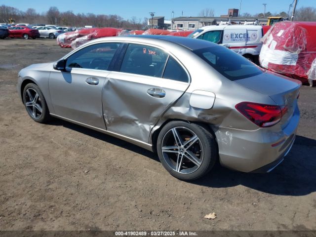 2019 MERCEDES-BENZ A 220 WDD3G4FB7KW022334 Photo 2