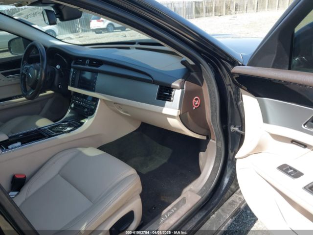 2017 JAGUAR XF SAJBJ4BV2HCY37415 Photo 4