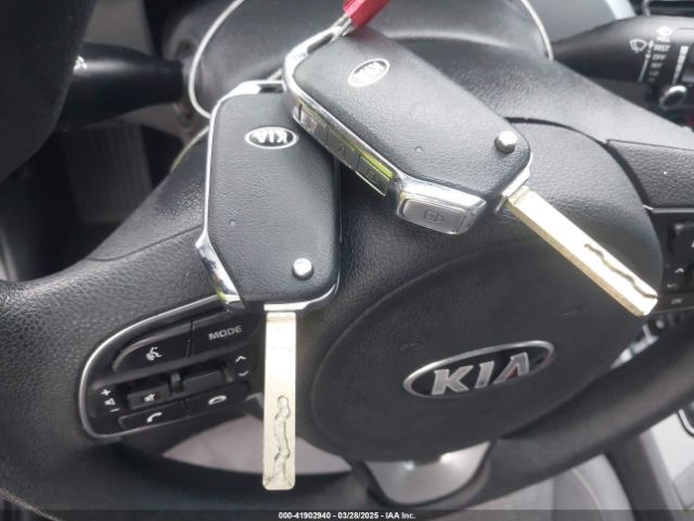 KNDCB3LC2L5435978 KIA NIRO LX