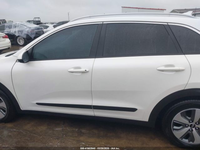 KNDCB3LC2L5435978 KIA NIRO LX