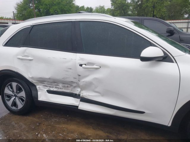 KNDCB3LC2L5435978 KIA NIRO LX