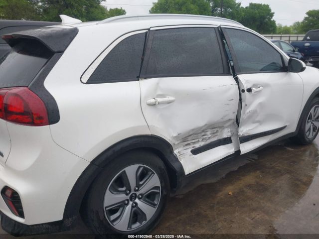 KNDCB3LC2L5435978 KIA NIRO LX