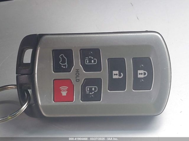 5TDYZ3DC5HS896528 Toyota Sienna Xle 8 Passenger