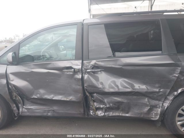 5TDYZ3DC5HS896528 Toyota Sienna Xle 8 Passenger
