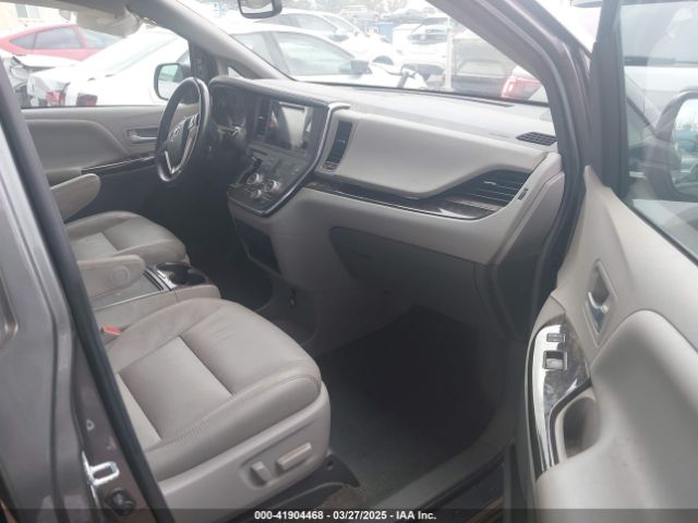 5TDYZ3DC5HS896528 Toyota Sienna Xle 8 Passenger