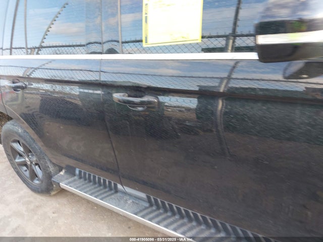 1FMJU1JTXKEA30678 Ford Expedition Xlt
