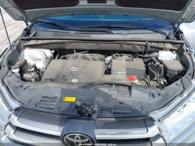 5TDKZRFH1KS556785 Toyota Highlander Xle