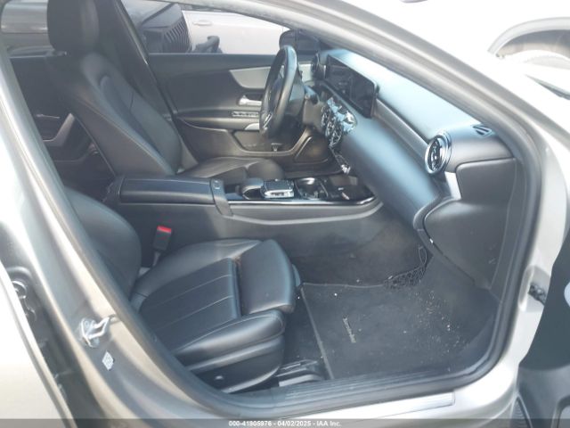 WDD3G4EBXKW034950 Mercedes-Benz A 220
