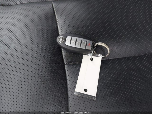 JN8AT2MV6HW000403 Nissan Rogue Sl