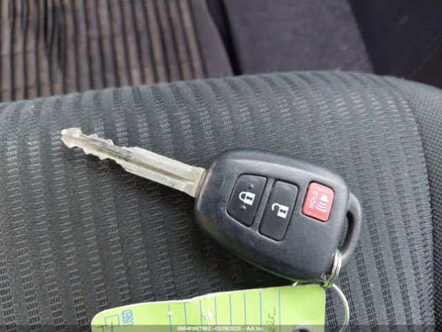 JTMBFREV8JJ224872 Toyota RAV4 LE