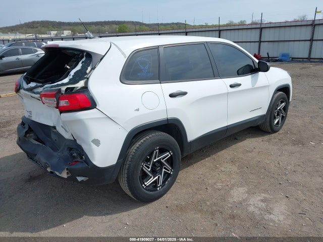1C4PJMAB1GW218412 Jeep Cherokee Sport