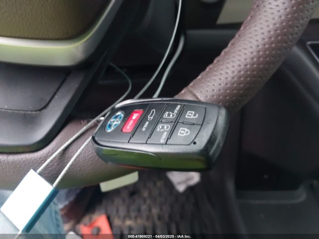 5TDERKEC3RS205588 Toyota Sienna Platinum