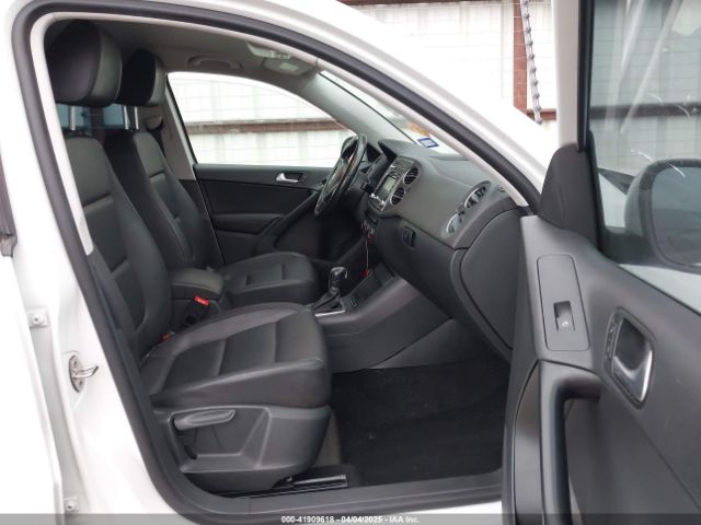 WVGAV7AX5FW585248 Volkswagen TIGUAN SE