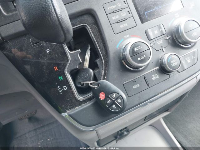 5TDKZ3DC3HS852937 Toyota Sienna Le 8 Passenger