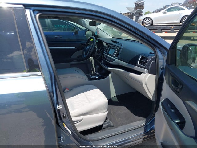 5TDZARFH9KS060235 Toyota Highlander Le