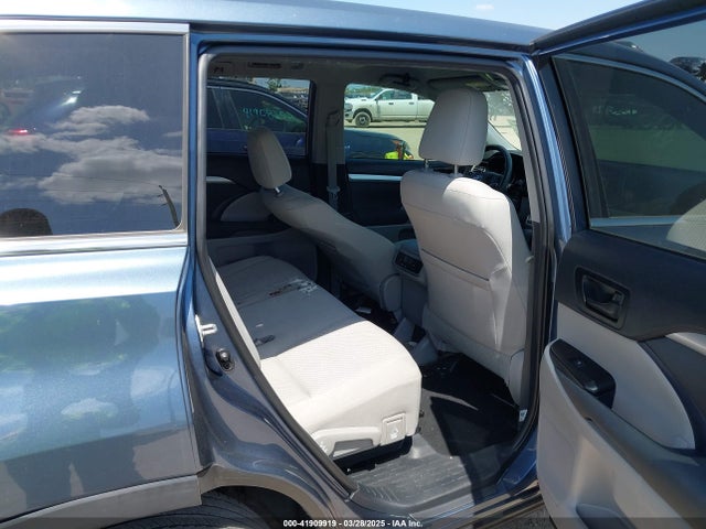 5TDZARFH9KS060235 Toyota Highlander Le