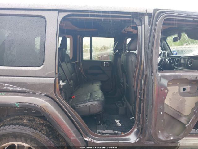 1C4HJXEG9JW298495 Jeep Wrangler Unlimited Sahara 4x4